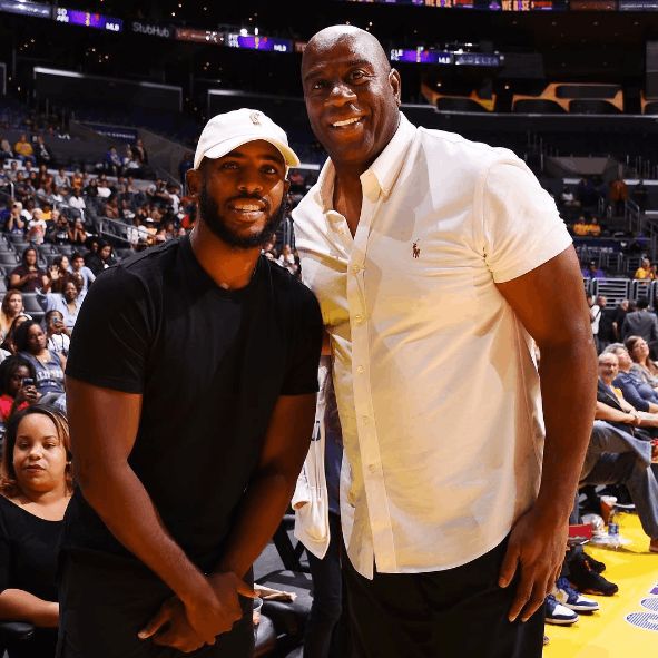 中庭雕塑旁 中庭雕塑旁